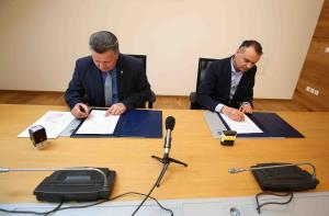 PODPIS POGODBE Foto Ljubo Vukelič 10s